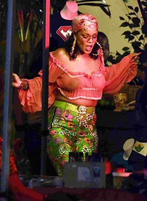 Rihanna, DE NERECUNOSCUT! Fanii sunt ŞOCAŢI de noile forme ale cântăreţei din Barbados. Ce a păţit un editor după ce a scris că vedeta este "grasă" (FOTO&VIDEO)