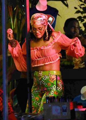 Rihanna, DE NERECUNOSCUT! Fanii sunt ŞOCAŢI de noile forme ale cântăreţei din Barbados. Ce a păţit un editor după ce a scris că vedeta este "grasă" (FOTO&VIDEO)