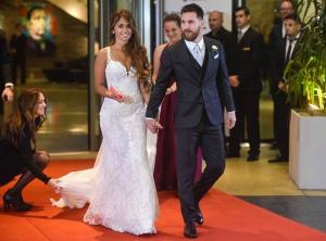 NUNTA ANULUI în fotbal! Leo Messi s-a căsătorit cu iubita lui din copilărie, Antonela Roccuzzo, în prezenţa a 260 de invitaţi. Sute de gărzi de corp au asigurat securitatea (FOTO, VIDEO)