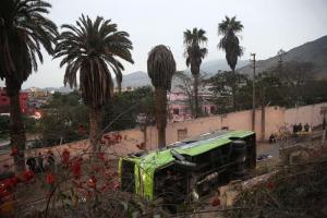 Cel puţin 8 morţi şi peste 30 de răniţi, după ce un autobuz plin s-a răsturnat în Peru
