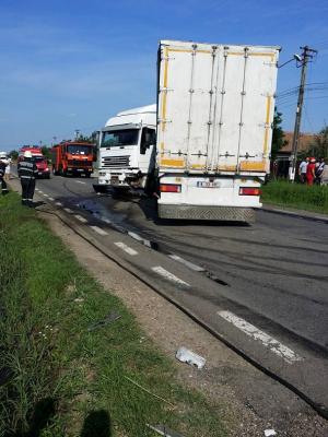Grav accident în Prahova! O maşină a fost făcută praf de un TIR. Şapte persoane au fost rănite. O victimă a murit UPDATE