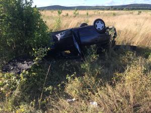 Un şofer de 18 de ani a depăşit pericolos, apoi a acroşat maşina de care tocmai trecuse, la Lugoj! Doi răniţi grav în urma impactului