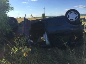 Un şofer de 18 de ani a depăşit pericolos, apoi a acroşat maşina de care tocmai trecuse, la Lugoj! Doi răniţi grav în urma impactului
