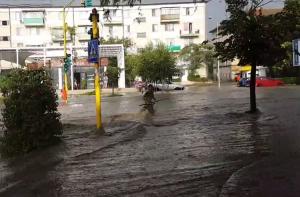 IMAGINI DRAMATICE la Tulcea! Un sfert de oră de POTOP şi apa a luat maşinile de pe stradă! VIDEO
