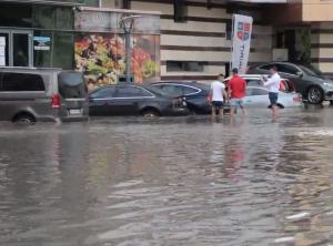 IMAGINI DRAMATICE la Tulcea! Un sfert de oră de POTOP şi apa a luat maşinile de pe stradă! VIDEO