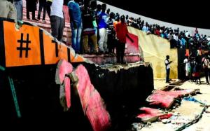 MĂCEL PE STADION! Cel puţin 8 MORŢI şi 49 de răniţi la un meci de fotbal care a fost suspendat, după ce fanii au intrat pe teren VIDEO