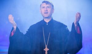 SITUAȚIE fără precedent! Preotul Cristian Pomohaci, ESCORTAT de POLIȚIȘTI în miez de noapte: "Pentru că prea mult iubesc, sunt judecat!" (VIDEO)