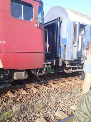 CFR dezamăgeşte din nou. Călători abandonaţi în câmp de mecanicul trenului, care a plecat cu locomotiva de unul singur