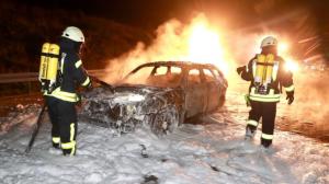 Incident dramatic în Germania: maşina unor români, devastată de flăcări, pe o autostradă