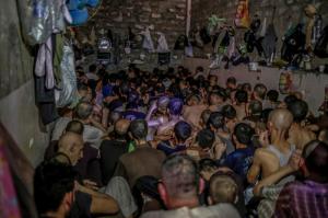 IMAGINI ca la Auschwitz din închisoarea unde sunt ținuți jihadiștii ISIS, la Mosul: Sute de oameni, bolnavi si cu puroi în răni, stau umăr la umăr într-o celulă (FOTO)