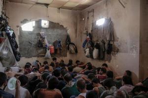 IMAGINI ca la Auschwitz din închisoarea unde sunt ținuți jihadiștii ISIS, la Mosul: Sute de oameni, bolnavi si cu puroi în răni, stau umăr la umăr într-o celulă (FOTO)