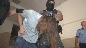 Securitate MAXIMĂ pentru ucigaşul poliţistului din Suceava. Mascaţii l-au dus de păr la audieri (VIDEO)