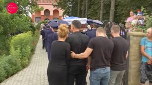 IMAGINI SFÂŞIETOARE: Poliţistul din Suceava, ucis cu sălbăticie de un individ înarmat cu un cuţit, a fost înmormântat