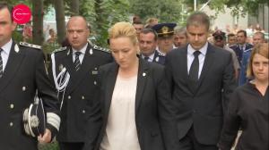 IMAGINI SFÂŞIETOARE: Poliţistul din Suceava, ucis cu sălbăticie de un individ înarmat cu un cuţit, a fost înmormântat