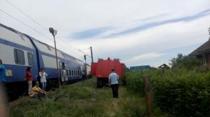 Panică pe calea ferată: Locomotiva unui tren a luat foc. Pompierii se luptă cu flăcările