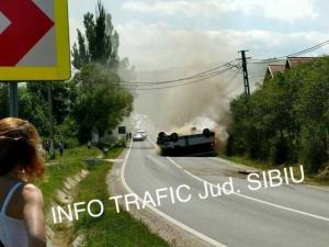 Un microbuz A LUAT FOC între Sibiu şi Mediaş, după ce s-a răsturnat. Patru victime au reuşită să iasă din maşină