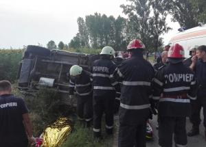 Scene dramatice în Giurgiu: Două persoane au murit după ce maşina lor a ieşit de pe şoşea şi s-a izbit de un copac (FOTO)