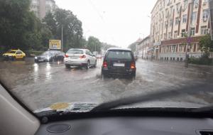Bucureştiul, sub ape! Ploile abundente din ultimele ore au inundat principale străzi din Capitala (FOTO)
