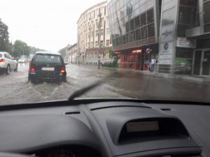 Bucureştiul, sub ape! Ploile abundente din ultimele ore au inundat principale străzi din Capitala (FOTO)