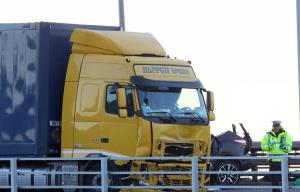 IMPACT NIMICITOR!! Un camion românesc a transformat într-un MORMAN DE FIARE un Nissan Qasqai, după ce a greşit drumul. Doi oameni se zbat între viaţă şi moarte