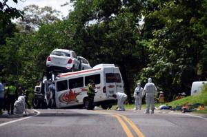 Carnagiu pe şosea! 11 persoane au murit după ce un camion a virat pe contrasens şi s-a ciocnit cu un microbuz (FOTO)