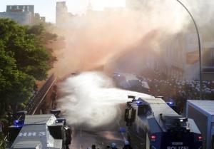 PROTESTE MASIVE împotriva globalizării! Maşinile poliţiei din Hamburg au fost incendiate. Protestarii au atacat hotelurile unde este cazat Putin şi alţi şefi de stat