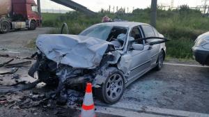 GRAV ACCIDENT în Tulcea! O maşină în care erau cinci tineri s-a zdrobit de un camion