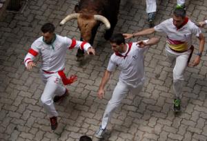 Cursa cu tauri din Spania face noi victime! Zeci de răniţi la celebrul festival din Pamplona. IMAGINI DRAMATICE