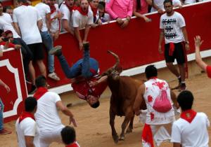 Cursa cu tauri din Spania face noi victime! Zeci de răniţi la celebrul festival din Pamplona. IMAGINI DRAMATICE