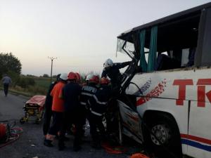 ACCIDENT TERIBIL la Arad, în urmă cu puţin timp! Mai mulţi MORŢI şi RĂNIŢI, după ce un autocar s-a ciocnit violent cu un microbuz. A fost activat PLANUL ROŞU (VIDEO)