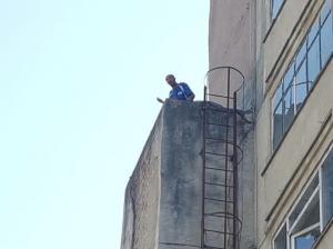 SCENE DE GROAZĂ la Ploieşti! Un tânăr cu handicap ameninţă că se aruncă în gol, de pe un bloc cu 7 etaje. Bărbatul are un MESAJ pentru autorităţi!