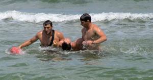 Adrian Ciureanu, EROUL de pe litoral, NU ȘTIA SĂ ÎNOATE, dar s-a aruncat în apă cu un CURAJ NEBUN! Băiatul mai fentase moartea de 3 ori