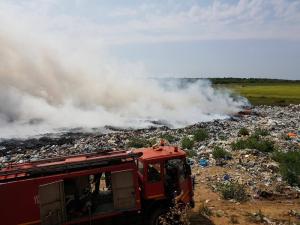 INCENDIU de proporţii la groapa de gunoi de la LIPOVA! Pompierii se luptă de ore bune cu flăcările (VIDEO)