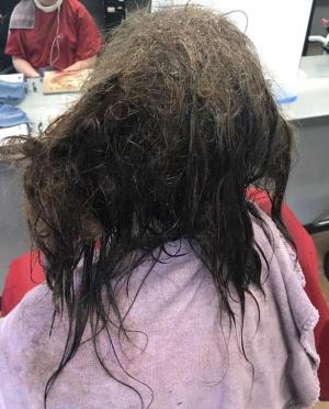 Poveste impresionantă! O coafeză a muncit 13 ORE pentru a reface părul unei tinere care suferea de DEPRESIE severă. Fata nu-și mai pieptănase părul de câteva luni (FOTO)