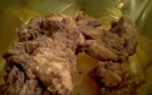 Pur și simplu DEZGUSTĂTOR! Porții refolosite, cartofi în apă stătută și pui cu mucegai. Imagini care îți întorc STOMACUL PE DOS filmate de angajați într-un restaurant al unui celebru lanț de fast-food (VIDEO)