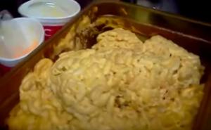 Pur și simplu DEZGUSTĂTOR! Porții refolosite, cartofi în apă stătută și pui cu mucegai. Imagini care îți întorc STOMACUL PE DOS filmate de angajați într-un restaurant al unui celebru lanț de fast-food (VIDEO)