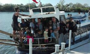 Navă cu 70 DE IMIGRANȚI ILEGALI, interceptată în apele românești. Zeci de copii se aflau la bord