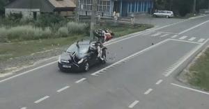 Accident uluitor în Mureș: un motociclist și pasagerul său zboară peste o mașină, după un impact violent