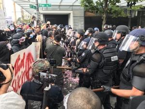 A doua zi de proteste violente în SUA. Confruntări în Seattle, la două manifestații pro și anti-Trump. Marș tensionat și la New York