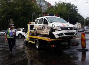 Maşină de Poliţie, implicată într-un grav accident rutier! Un poliţist a rămas ÎNCARCERAT şi a ajuns de urgenţă la spital - FOTO