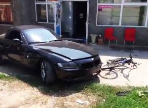 ACCIDENT ÎNGROZITOR. Un BMW scăpat de sub control a SPULBERAT un grup de oameni aflaţi pe o terasă - VIDEO