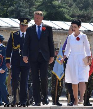Cine este femeia de care preşedintele Iohannis ascultă orbeşte la fiecare eveniment?