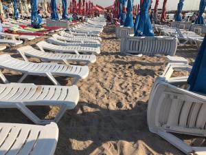Bătaie de joc pe plaja din Eforie Nord: 'Dacă ar putea pune şezlongul în apă ar face şi asta!'