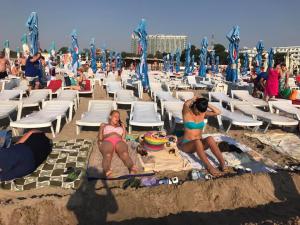 Bătaie de joc pe plaja din Eforie Nord: 'Dacă ar putea pune şezlongul în apă ar face şi asta!'