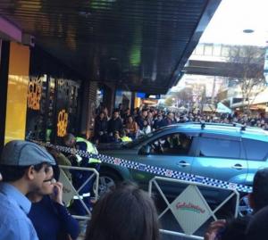 O maşină A LOVIT ÎN PLIN mai mulţi oameni într-o zonă aglomerată din Sydney. Sunt mai mulţi răniţi