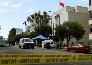 ATAC ARMAT la consulatul Chinei din Los Angeles!