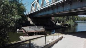 A început amplasarea PODULUI plutitor sub pasarela din Parcul Herăstrău!