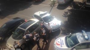 Imaginile ȘOCANTE în care un bărbat înarmat cu un CUȚIT este ÎMPUȘCAT în CAP de polițiști - VIDEO