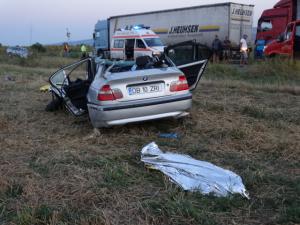 Trei maşini s-au făcut praf în Buzău, în urmă cu puţin timp! Sunt doi MORŢI şi trei RĂNIŢI, drumul este BLOCAT. IMAGINI DRAMATICE