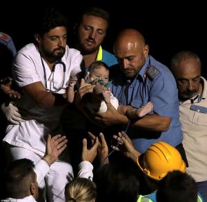 Salvare MIRACULOASĂ după cutremurul care a zguduit Italia! Un bebeluş a fost scos ÎN VIAŢĂ de sub dărâmături - VIDEO